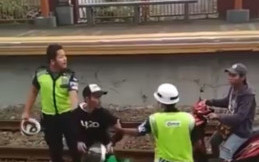 Video, Pengguna Motor Masuk Stasiun Kereta Api