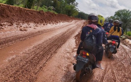 Cara Aman Berkendara Motor di Jalan Rusak