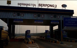 Tergerus Hujan, Turap Gerbang Tol Serpong Longsor