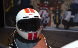 Obat Ganteng Motoran, Helm Vespa Racing Sixties Seharga Rp1,9 Juta