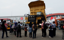 Wah, Teman Disabilitas Sangat Antusias Lihat Mobil Mewah dan Truk di Telkomsel IIMS 2019
