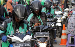 New Normal, Naik Ojol Bawa Helm Sendiri