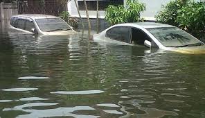 Cara Aman Keluar dari Mobil jika Terjebak Banjir