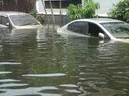 Cara Aman Keluar dari Mobil jika Terjebak Banjir