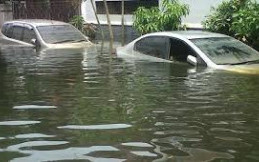 Cara Aman Keluar dari Mobil jika Terjebak Banjir