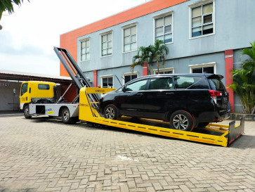 Menilik Perbedaaan Truk Self Loader dengan Towing