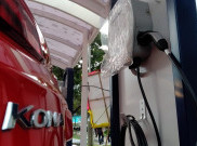 Pengguna Mobil Listrik Berbagai Merek Bisa Isi Baterai di Diler Ini
