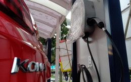 Pengguna Mobil Listrik Berbagai Merek Bisa Isi Baterai di Diler Ini