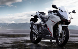 Honda CBR 250RR Pearl Glare White Diperkenalkan di Jepang
