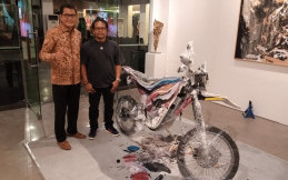 Ketika Kendaraan Listrik Byxe Motor Indonesia Kena Goresan Kuas Seniman Asal Bali