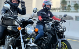 Keren, Dina Zildea Touring Bersama Suami Menuju Mekkah