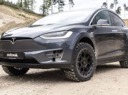 Sangar, Modifikasi Mobil Listrik Tesla Model X Libas Medan Offroad