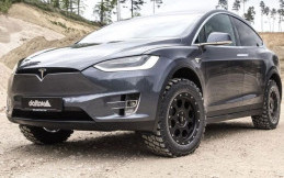 Sangar, Modifikasi Mobil Listrik Tesla Model X Libas Medan Offroad