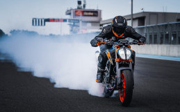 KTM 890 Duke R Lansiran 2022, Lebih Gahar