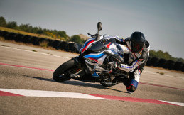 BMW M 1000 RR, Siap Menantang Ducati V4R 