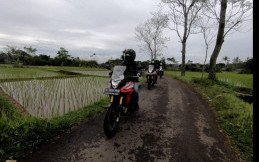 Wahana Gelar Turing Honda CB150X Dan Vario 160 Sambil Bakti Sosial