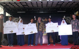 Mitsubishi Fuso Berikan Beasiswa Pendidikan Bagi Anak Sopir Truk