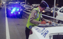 Polisi Tegaskan, Mobil Pelat Hitam Gunakan Strobo STNK-nya akan Dicabut
