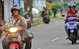 Jangan Merokok Sambil Berkendara! Atau Penjara 3 Bulan Menanti