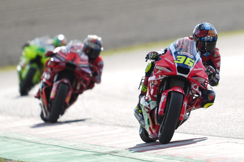 Main ke Bali, Pembalap MotoGP Joan Mir dan Luca Marini Dalami Tari Kecak