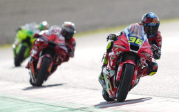 Main ke Bali, Pembalap MotoGP Joan Mir dan Luca Marini Dalami Tari Kecak