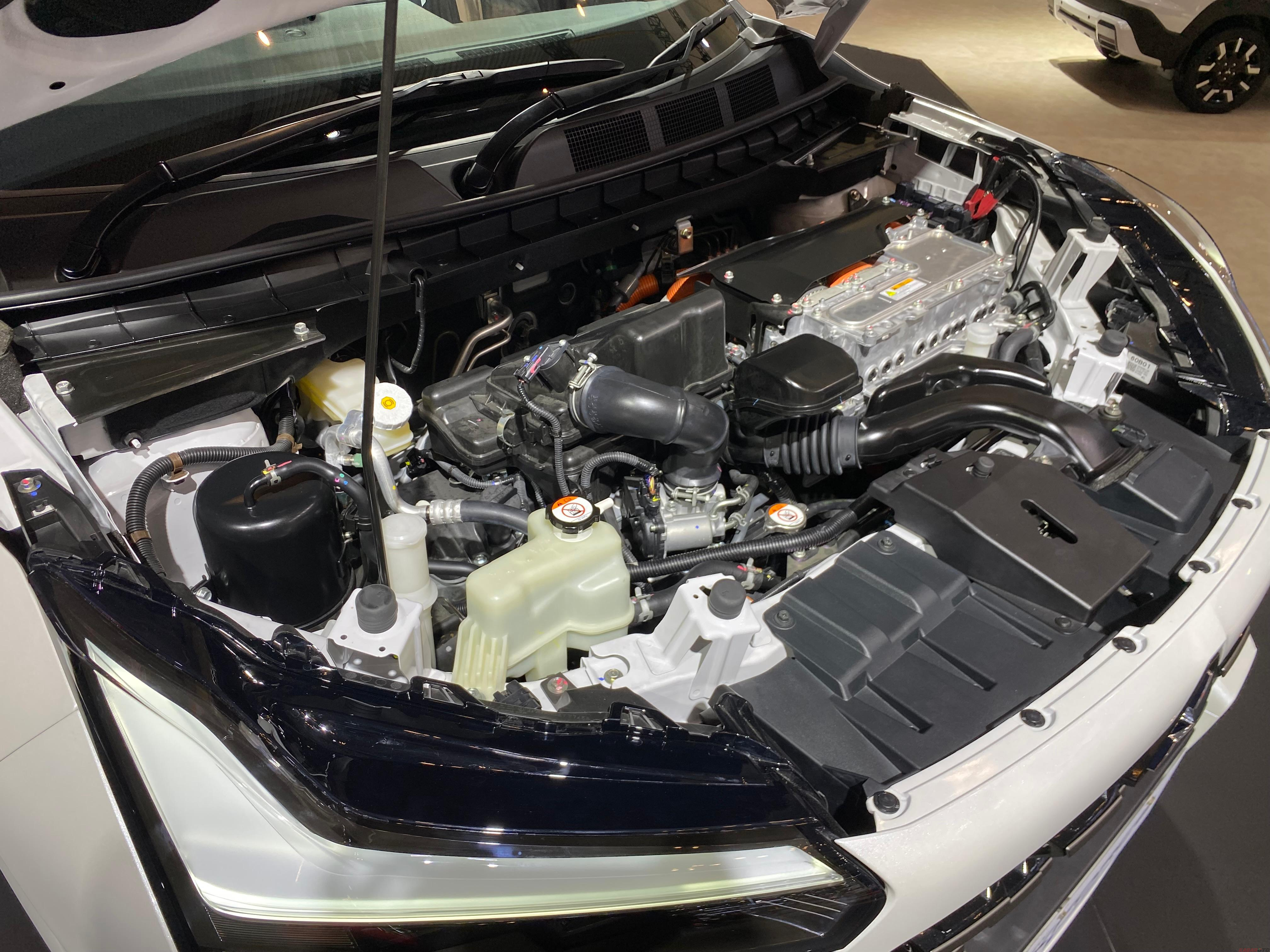 Pembalap Rifat Sungkar Takjub Keiritan New Mitsubishi XForce HEV
