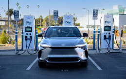 Pemilik Toyota bZ4X di Amerika Serikat Bisa Isi Daya Listrik Gratis 
