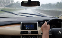 Tips Berkendara Saat Hujan Lebat, Hindari Langkah Sepele