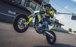 Husqvarna FS 450 2023, Hadir Dengan Mesin dan Tampilan Baru 