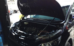 Bikin Kap Mesin Toyota Voxy ala Mobil Mewah dengan Engine Hood Damper