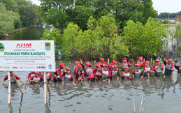 Tanam Pohon Mangrove, AHM Dukung Peningkatan Perekonomian Masyarakat