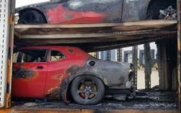 3 Mobil Dodge Challenger Mendadak Terbakar di Dalam Truk Pengangkut