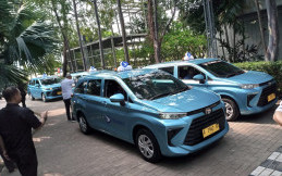 Bluebird Group Resmi Pakai Toyota Transmover untuk Armada Barunya
