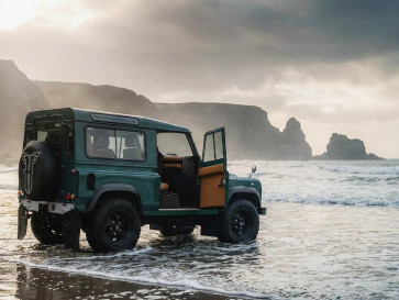 Tangan Manual Kahn Design Sulap Defender Bernama Flying Huntsman Homage II