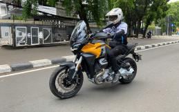 First Ride - 10 Menit Berkendara dengan Fitur Baru Moge Moto Guzzi Stelvio