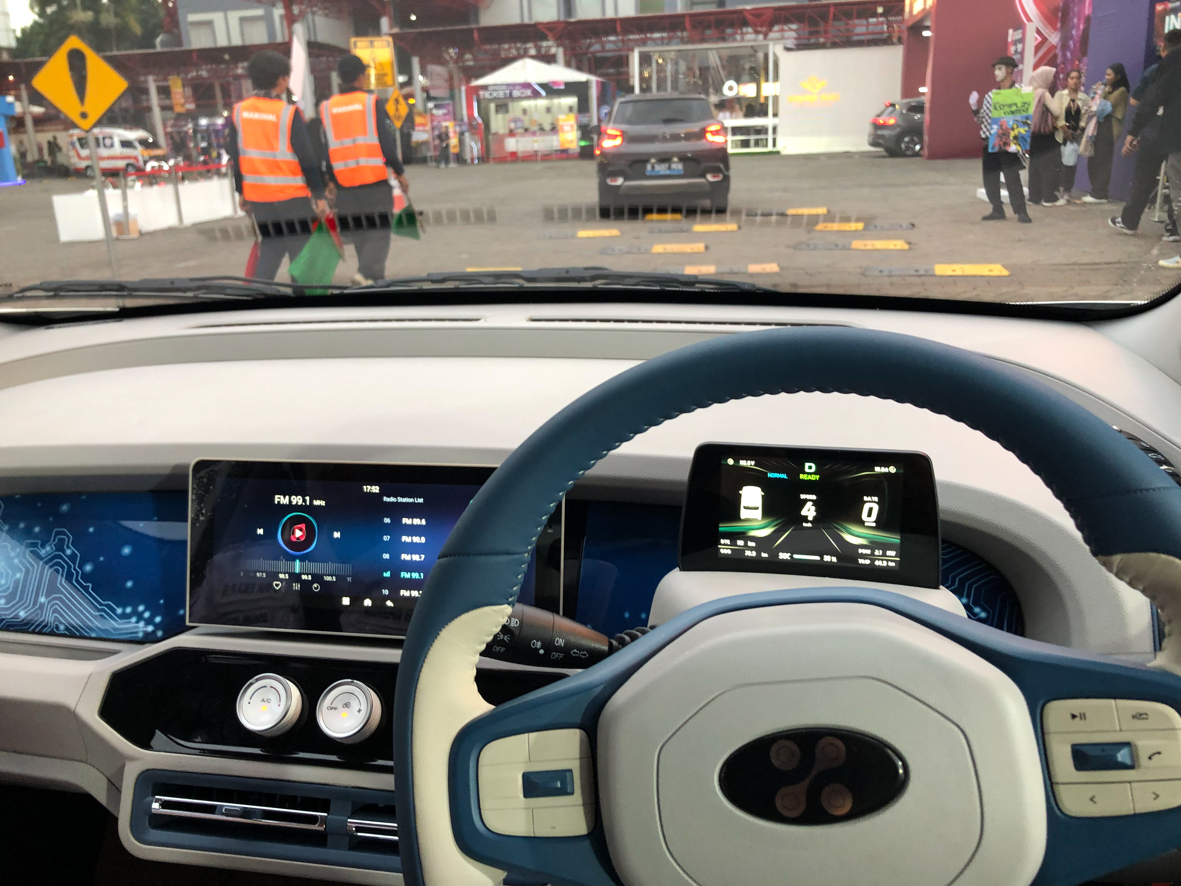 Visibilitas luas karena kaca besar