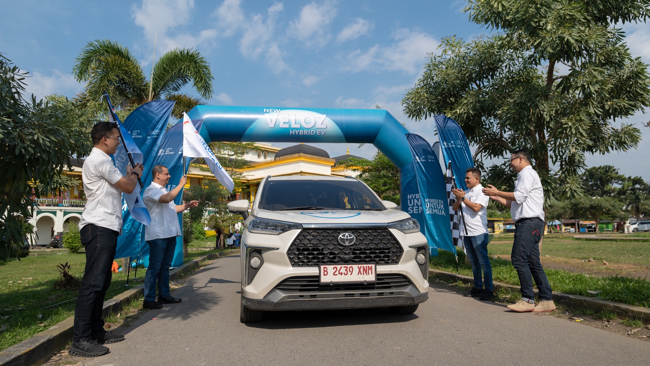 Toyota Veloz Hybrid EV Selesaikan Tantangan Lintas Indonesia