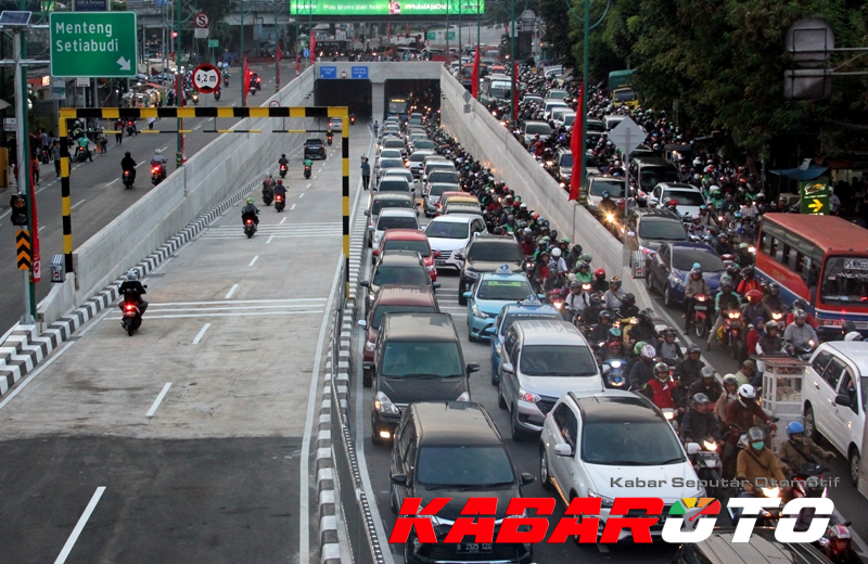 Pasca Dilakukan Uji Coba, Underpass Mampang Macet Panjang