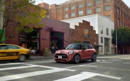 Mini Red Coral Hardtop Hadir 300 Unit di Amerika Serikat
