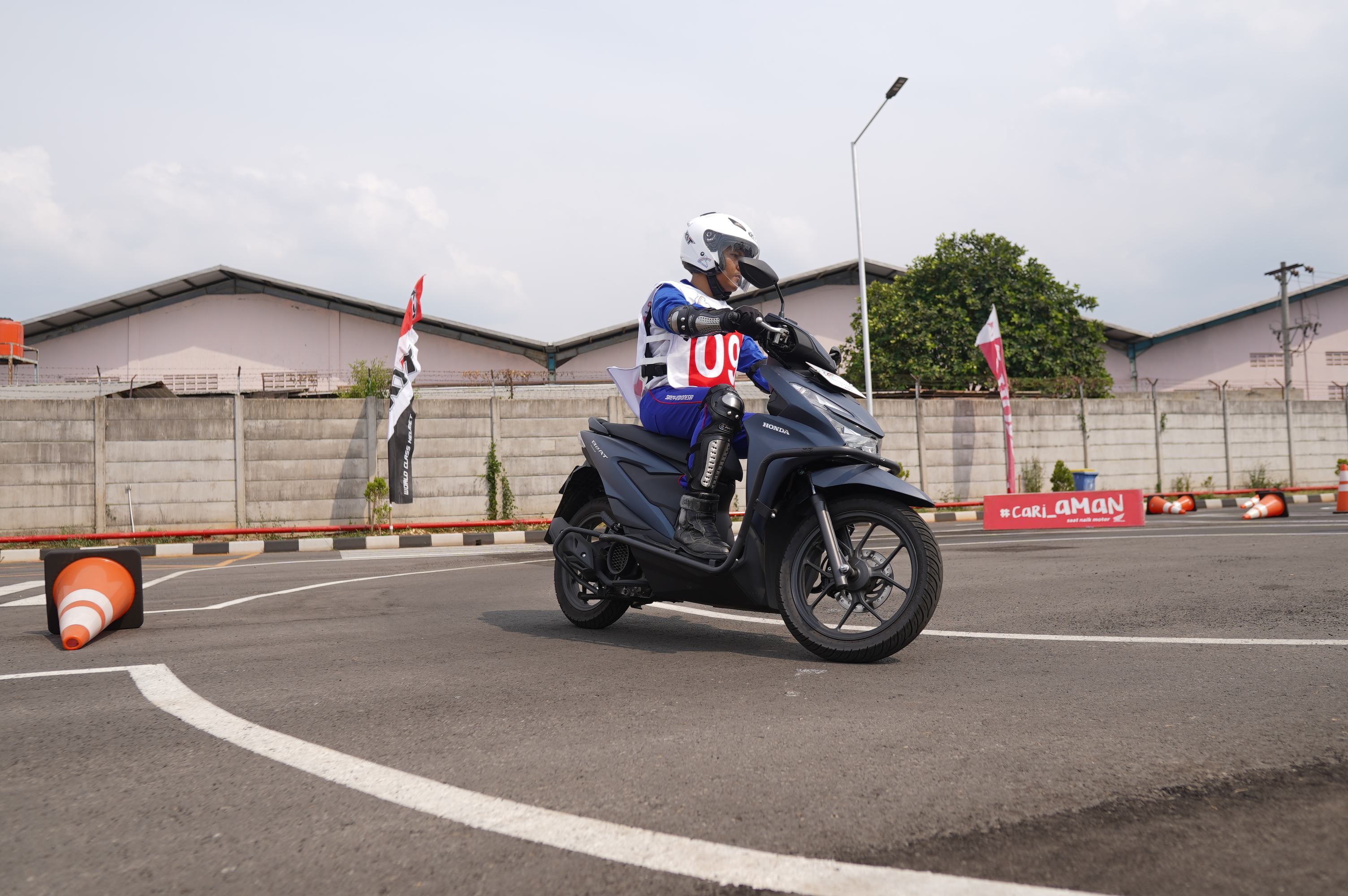 56 Pelajar Adu Skill Berkendara di Cariaman Akademi, Pengereman hingga U-Turn Diuji