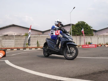 56 Pelajar Adu Skill Berkendara di Cariaman Akademi, Pengereman hingga U-Turn Diuji