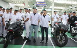 Pebalap MotoGP Marc Marquez dan Dani Pedrosa Kunjungi Pabrik AHM di Karawang