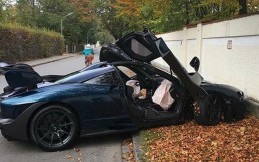 Nahas, Baru Dijajal Mobil Rp 15 Milyar ini Langsung Tabrak Tembok