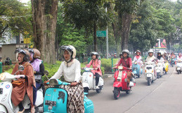 Rayakan Hari Kartini, Puluhan Cewek Bandung Pakai Kebaya Naik Vespa