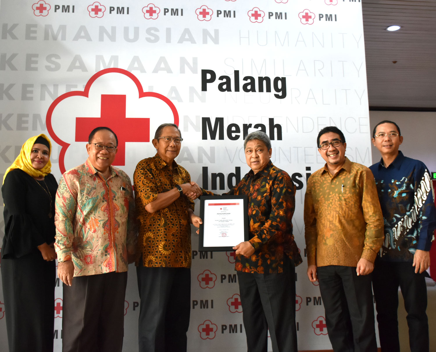 KTB Serahkan 5 Unit Mitsubishi Fuso ke Korban Bencana Palu
