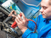 Begini Langkah Jumper Aki Mobil