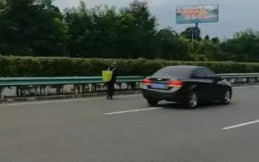 Demi Cucu Tercinta, Kakek Ini Rela Berjalan Kaki Sejauh 60 Km di Pinggir Jalan Tol