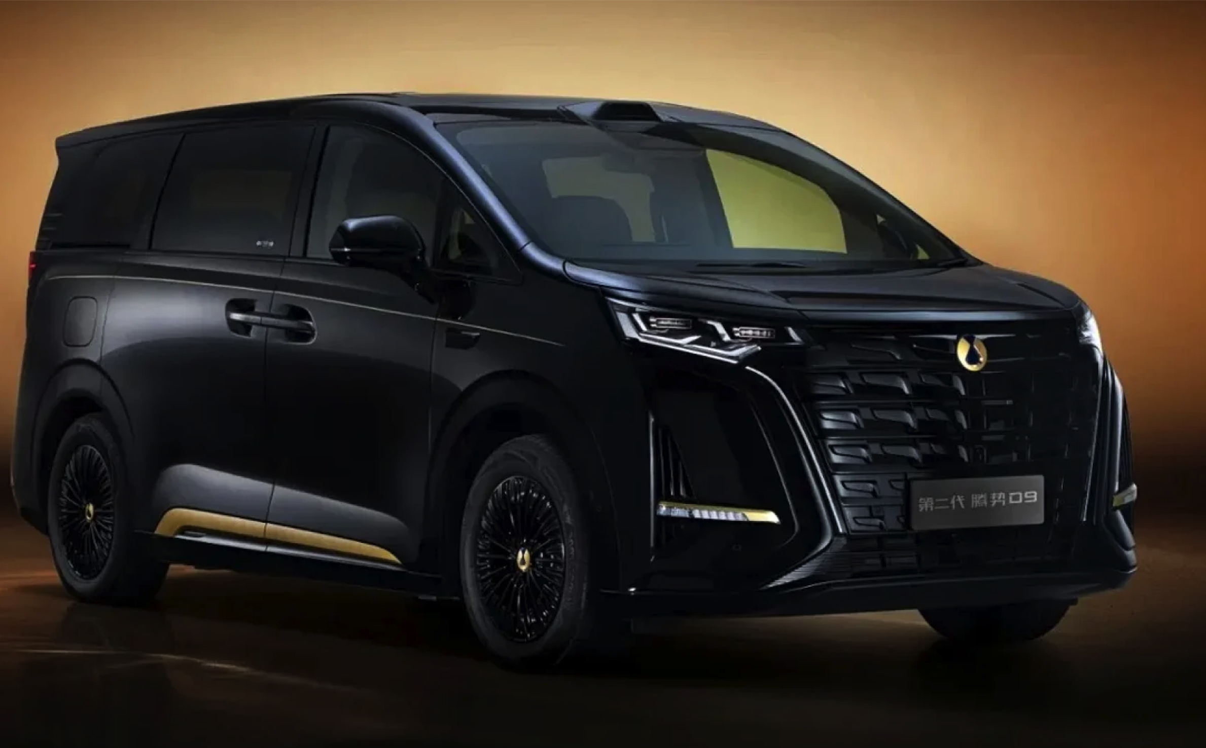 BYD Denza D9 Dark Gold Resmi Meluncur, Ada Lapisan Emasnya