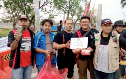 TEVCI Purwasuka Bersama Paguyuban Komunitas Mobil (PKMK) Berbagi Takjil Gratis