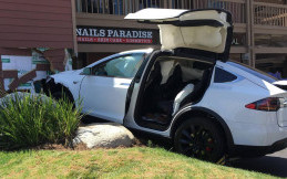 Mobilnya Ngegas Sendiri, Pemilik Model X Gugat Perusahaan Tesla